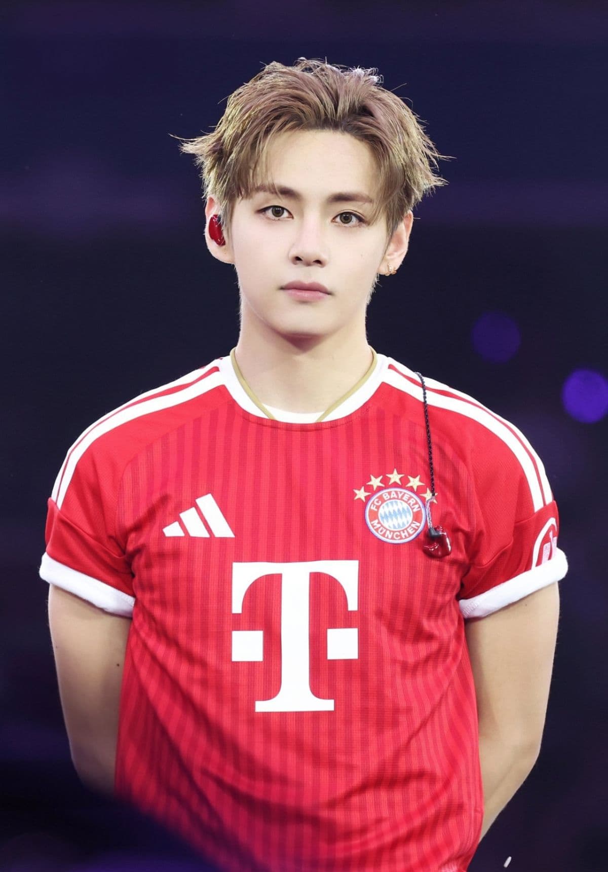 V (BTS) mặc áo đấu FC Bayern Munich, tượng trưng cho sự hợp tác giữa K-Pop và bóng đá.