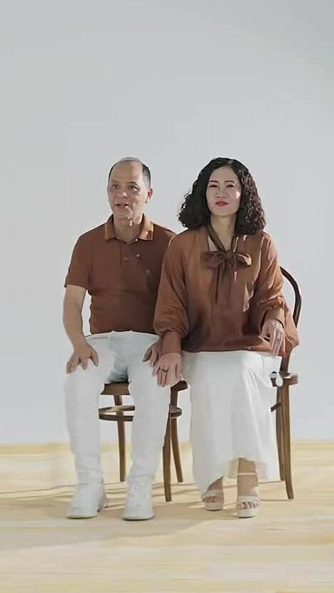 Vợ chồng nghệ sĩ Anh Tuấn và Nguyệt Hằng chụp ảnh kỷ niệm, thể hiện hạnh phúc bền chặt.