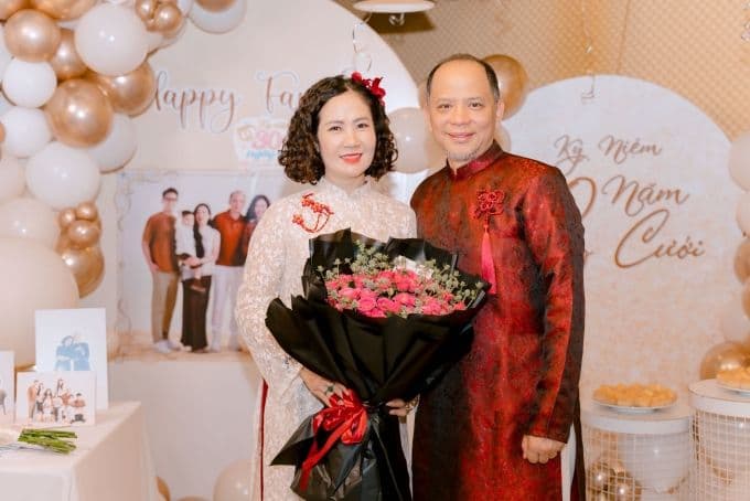 Vợ chồng nghệ sĩ Nguyệt Hằng và Anh Tuấn kỷ niệm 30 năm ngày cưới, hạnh phúc bên hoa và bóng bay.