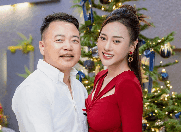 Vợ chồng Shark Bình và Phương Oanh rạng rỡ bên cây thông Giáng sinh trong tổ ấm sang trọng.