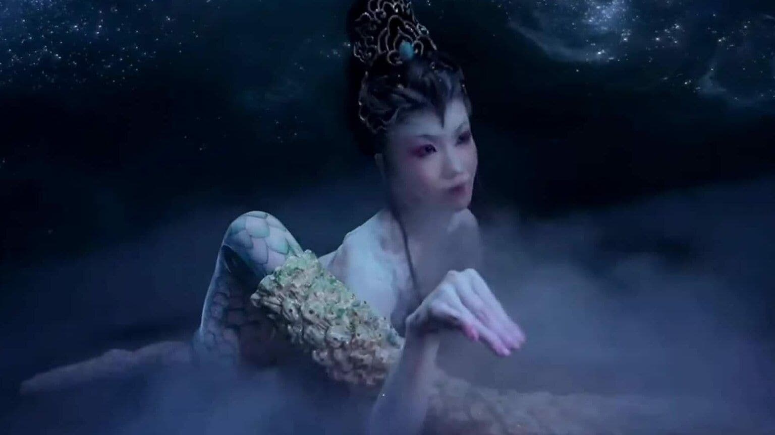 Vũ công Phạm Cảnh Nguyệt trong điệu múa rắn táo bạo, thể hiện sự biểu đạt mạnh mẽ