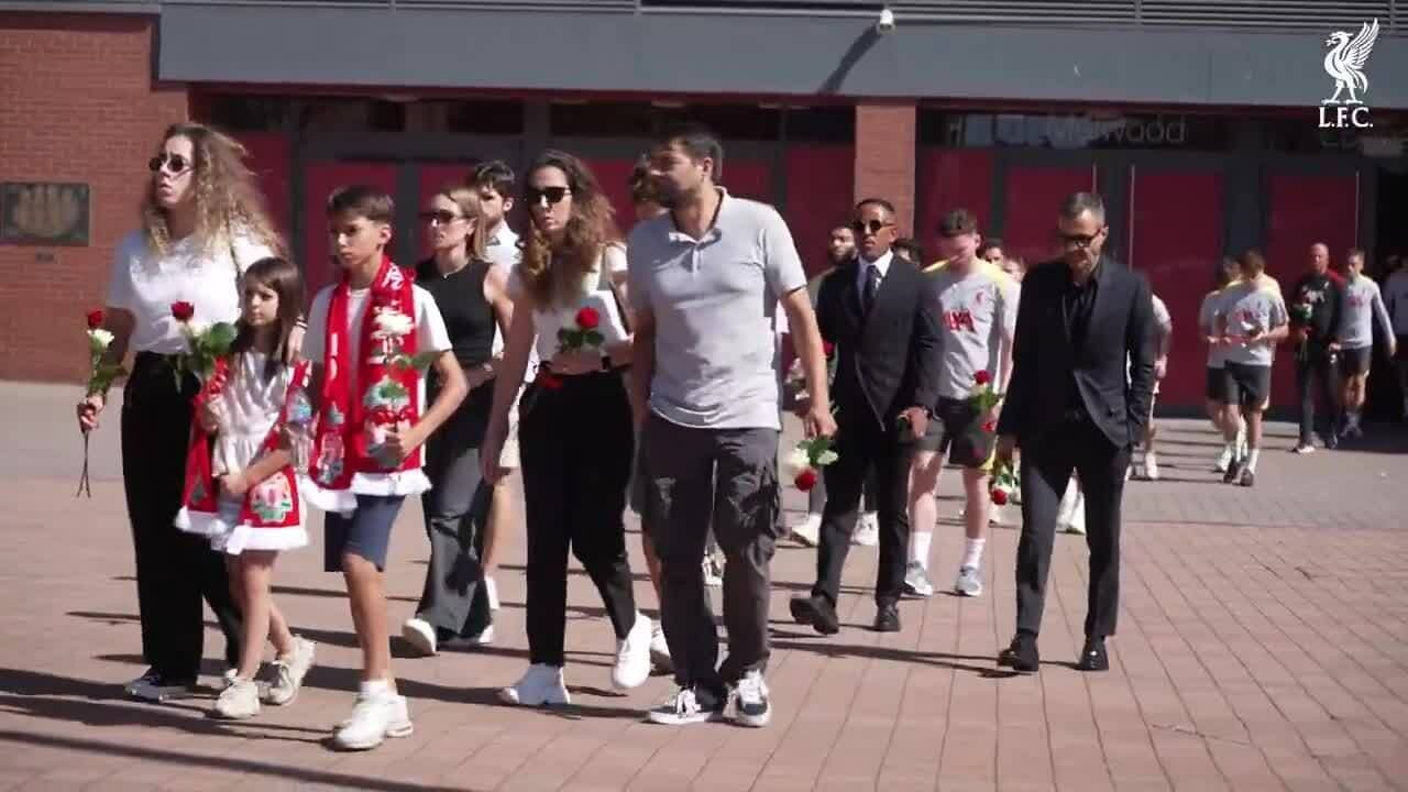 Vợ con và thành viên Liverpool tưởng niệm Diogo Jota tại Anfield