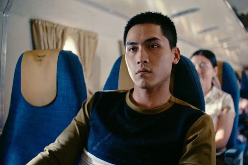 Võ Điền Gia Huy trong vai một trong những kẻ không tặc trên chuyến bay, thể hiện gương mặt phản diện.