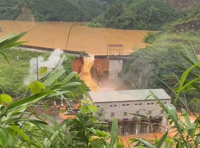 Vỡ đập thủy điện Bắc Khê 1 ở Lạng Sơn, nước lũ tràn qua nhà máy