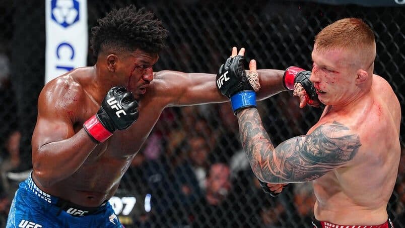 Võ sĩ Alonzo Menifield tung cú đấm mạnh mẽ trong trận đấu tại UFC 331