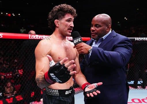 Võ sĩ Úc Quillan Salkilld ăn mừng chiến thắng bằng đòn khóa siết tại UFC 325 ở Sydney.