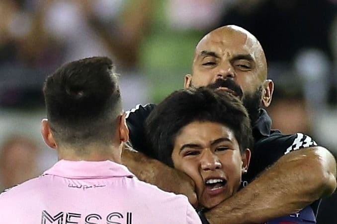 Vệ sĩ của Messi ngăn cản người hâm mộ tiếp cận, thể hiện vai trò của những người ngoài cuộc trong môi trường bóng đá.