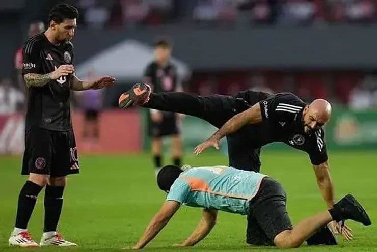 Vệ sĩ Cheuko bảo vệ Messi trên sân cỏ, minh họa yếu tố con người ngoài chiến thuật.