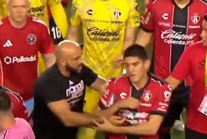 Vệ sĩ Cheuko của Messi xô đẩy cầu thủ đối phương tại Leagues Cup.