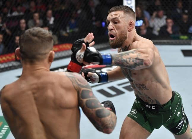 Võ sĩ Conor McGregor trong một pha hành động trên võ đài, thể hiện quyết tâm tái khẳng định di sản của mình tại UFC 329.
