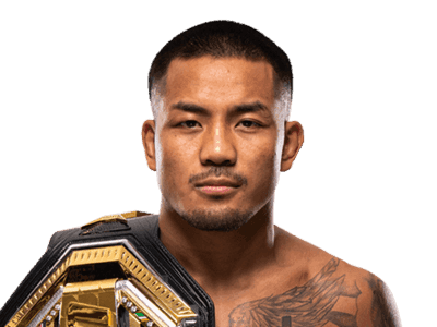 Võ sĩ Joshua Van với đai vô địch UFC, tượng trưng cho sự thành công và triết lý võ đạo hiện đại.