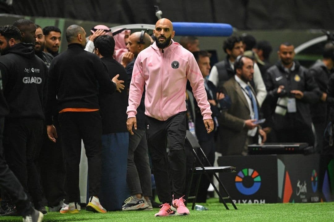 Vệ sĩ Yassine Cheuko của Messi trên đường biên, biểu tượng cho những xung đột ngoài kịch bản mà sự hiện diện của Messi mang lại.