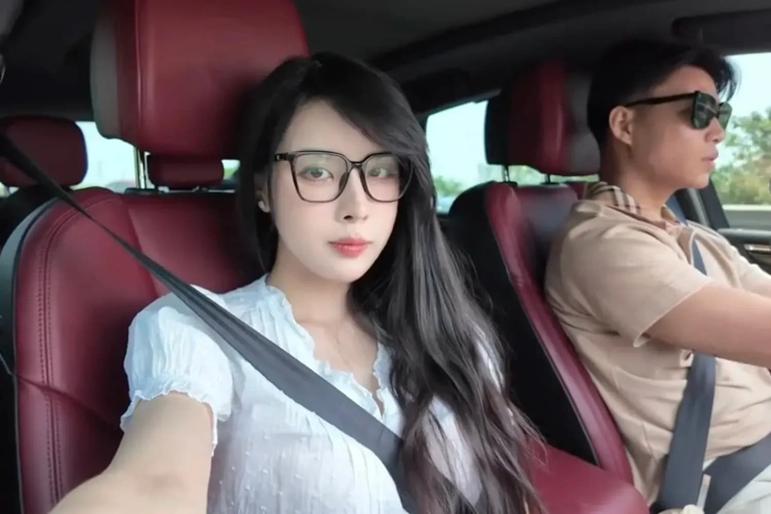 Vũ Văn Thanh và Trần Bích Hạnh trên xe hơi, đối mặt với áp lực từ sự công khai cuộc sống cá nhân