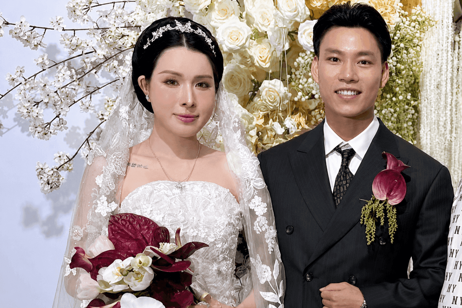 Vũ Văn Thanh và Trần Bích Hạnh trong trang phục cưới lộng lẫy tại tiệc vu quy