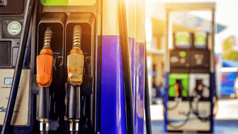 Vòi bơm xăng tại trạm nhiên liệu, tượng trưng cho cơ chế bình ổn giá xăng dầu tại Việt Nam.