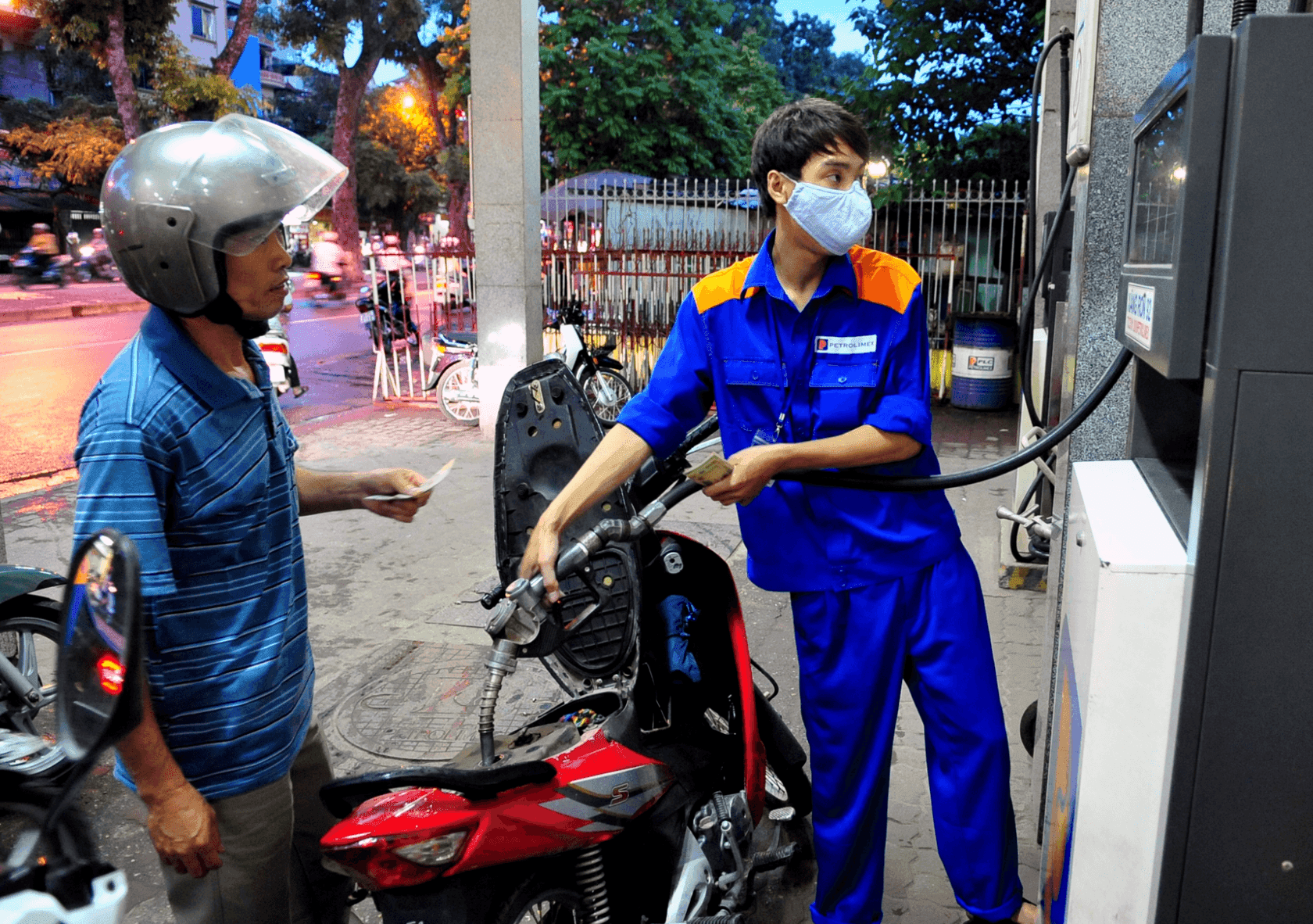 Vòi bơm xăng tại trạm xăng, biểu tượng cho thị trường xăng dầu và Quỹ Bình ổn giá.