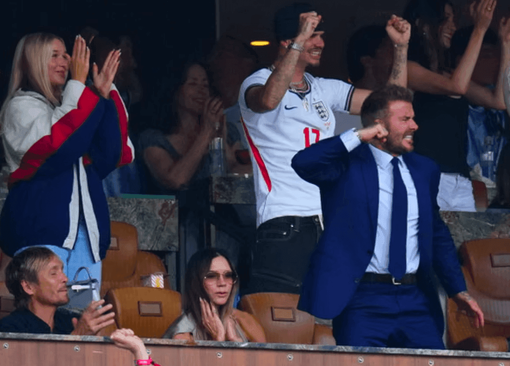 Victoria Beckham điềm tĩnh giữa đám đông hò reo cổ vũ bóng đá cùng David Beckham và các con.