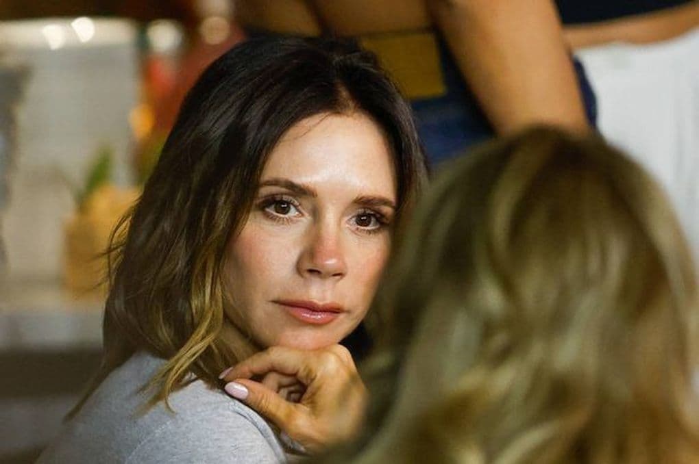 Victoria Beckham với vẻ mặt nghiêm nghị, thể hiện phong thái chuyên nghiệp và tự tin trong vai trò nhà thiết kế thời trang.