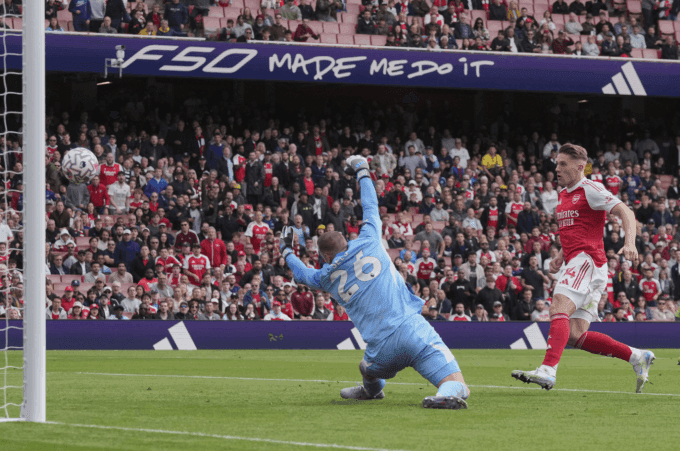 Viktor Gyokeres của Arsenal đệm bóng cận thành ghi bàn, minh chứng cho chiến lược chuyển nhượng thông minh của Arteta.