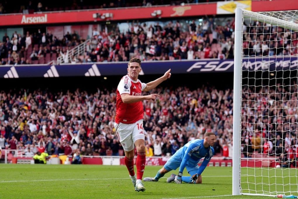 Viktor Gyokeres của Arsenal ăn mừng bàn thắng, góp phần giúp đội vươn lên ngôi đầu bảng Ngoại hạng Anh.