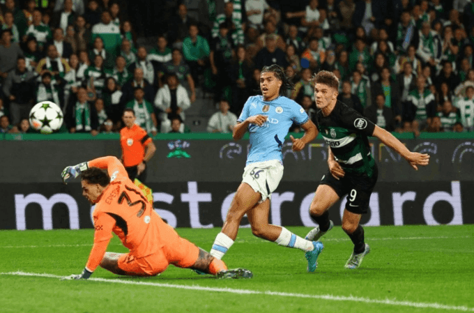 Viktor Gyokeres ghi bàn vào lưới Man City trong màu áo Sporting Lisbon