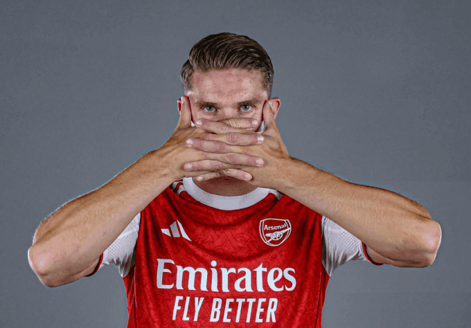 Viktor Gyokeres ăn mừng trong màu áo Arsenal sau khi ra mắt.