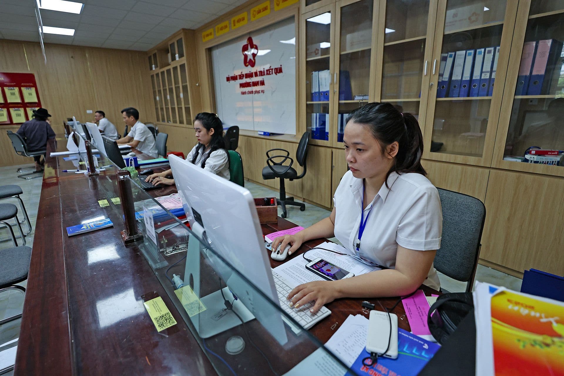 Viên chức làm việc tại trung tâm hành chính công, thực hiện các nhiệm vụ chuyển đổi số