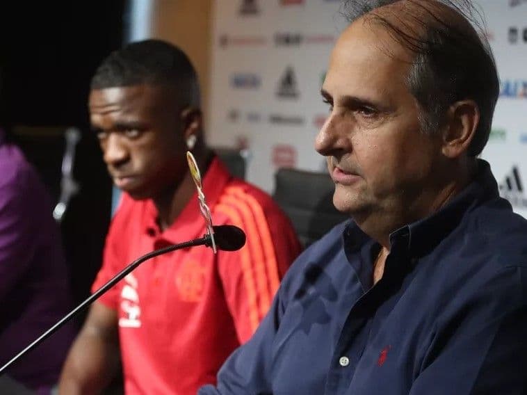 Vinícius Júnior thời trẻ cùng cựu giám đốc học viện Flamengo Carlos Noval.