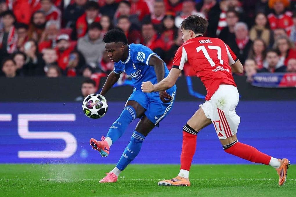 Vinicius Jr. sút bóng ghi bàn mở tỷ số cho Real Madrid trong trận đấu Champions League.