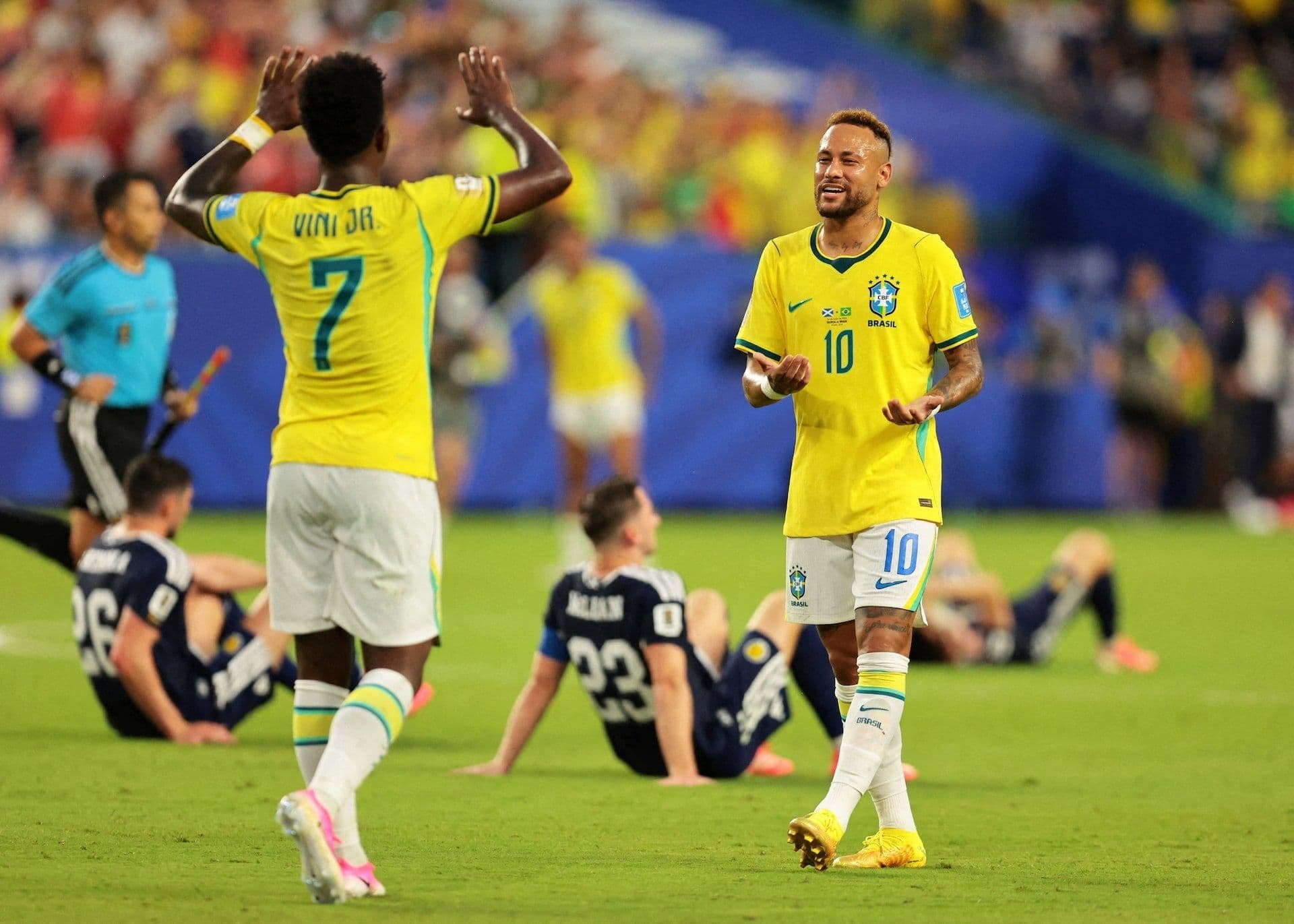 Vinicius Jr và Neymar ăn mừng bàn thắng trong màu áo đội tuyển Brazil