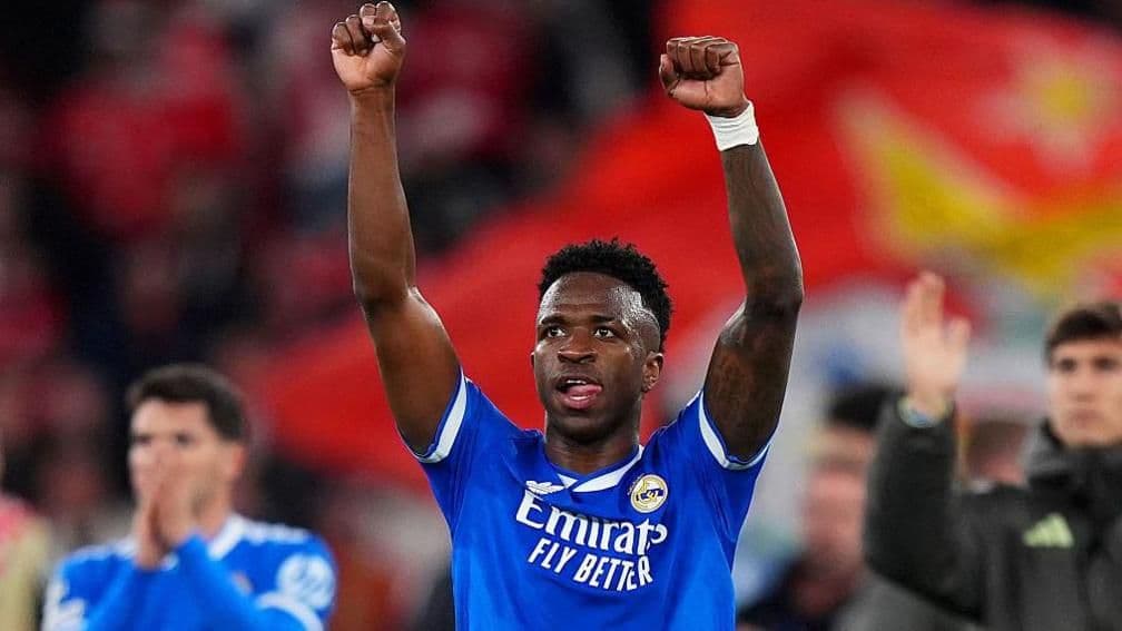 Vinicius Junior của Real Madrid giơ tay lên không trung, thể hiện sự thất vọng và kêu gọi hành động mạnh mẽ hơn từ các cơ quan quản lý bóng đá.