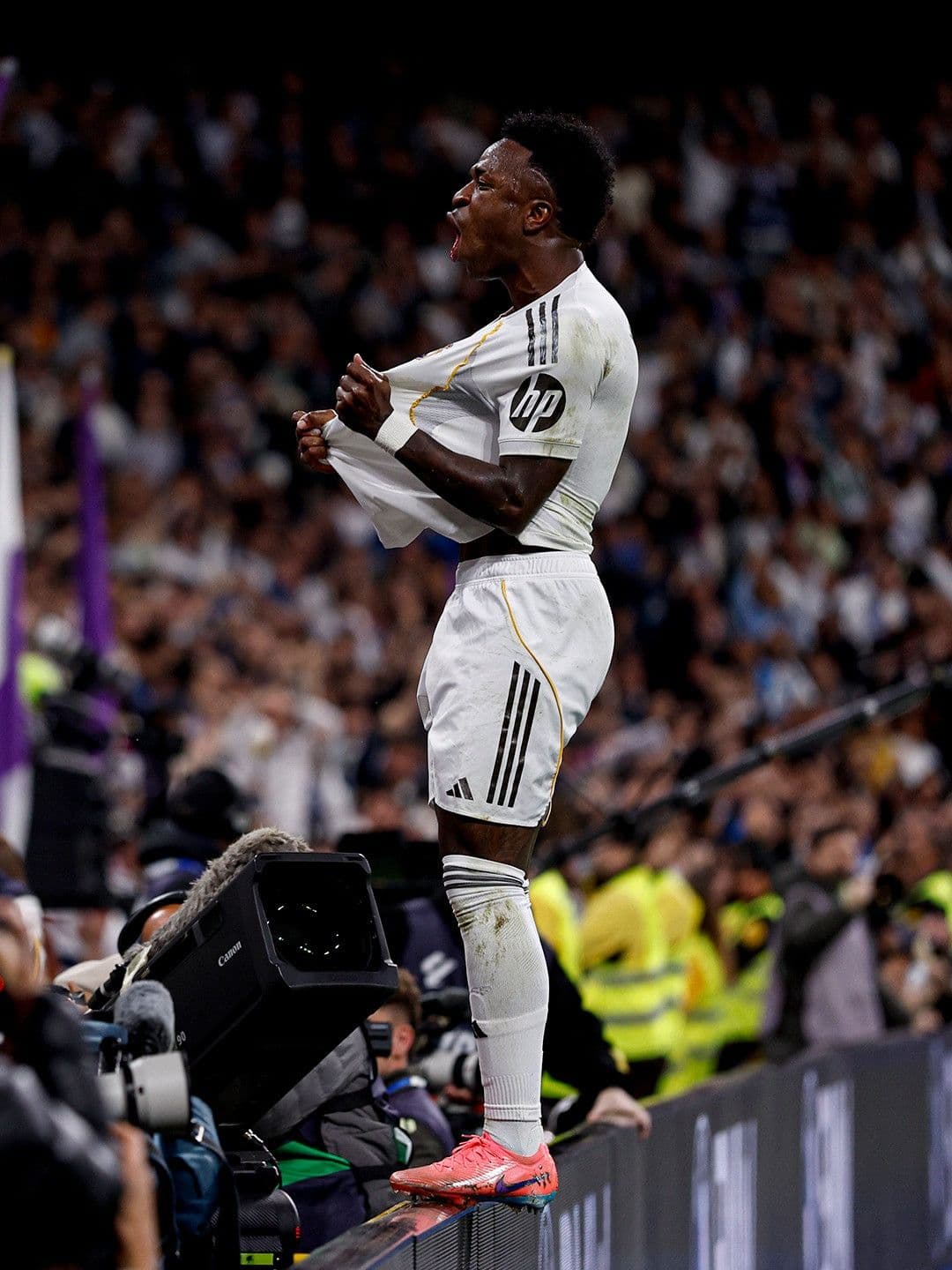 Vinicius Junior của Real Madrid ăn mừng bàn thắng thứ hai, nâng tỷ số lên 3-2.