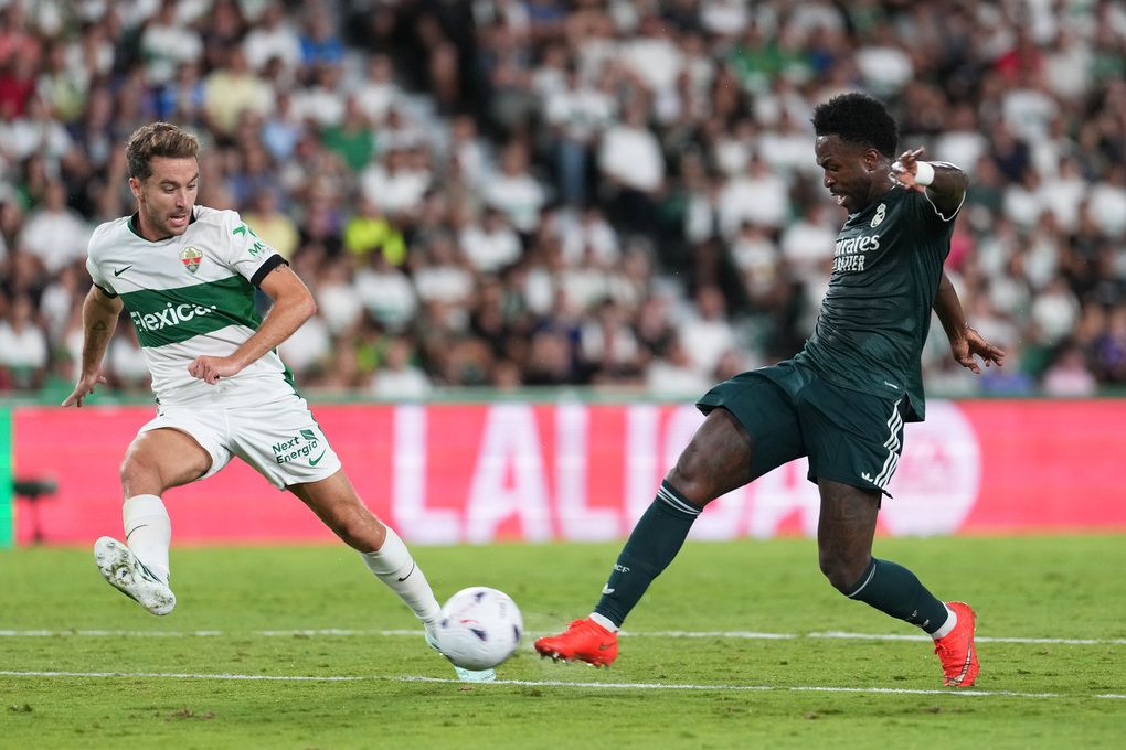 Vinicius Junior của Real Madrid tung cú sút, biểu tượng cho nỗ lực không ngừng nghỉ của cả hai đội đến những phút cuối cùng.