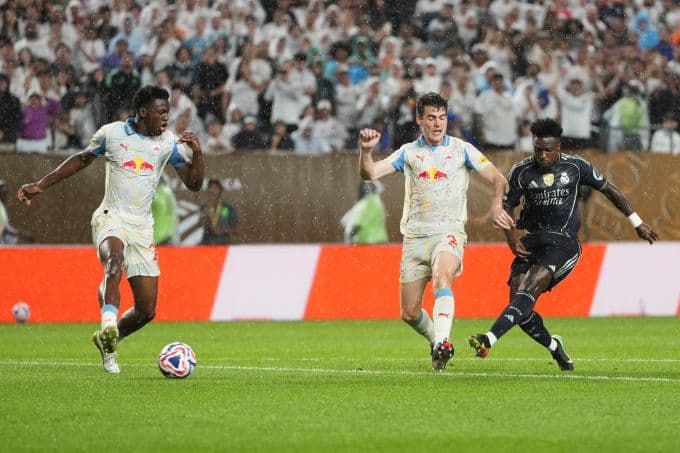 Vinicius Junior dứt điểm mở tỷ số, phá vỡ thế bế tắc cho Real Madrid