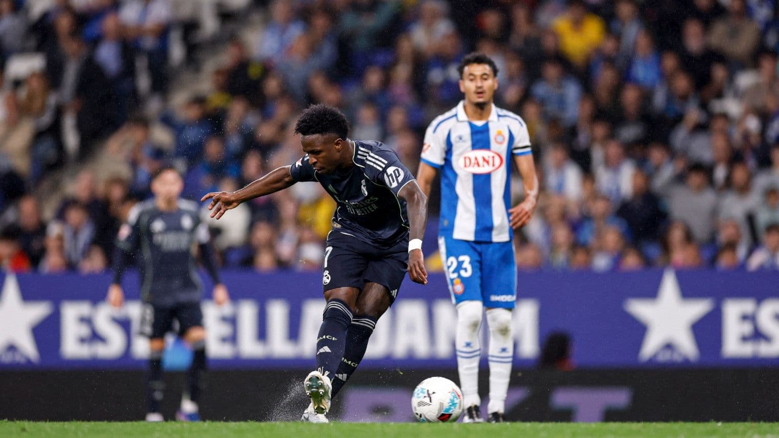 Vinicius Junior dứt điểm trong trận đấu giữa Real Madrid và Espanyol