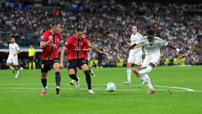 Vinicius Junior ghi bàn nâng tỷ số lên 2-1 cho Real Madrid trong trận gặp Mallorca.