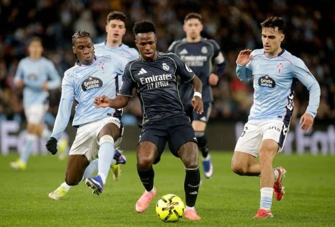 Vinicius Junior đơn độc trên hàng công Real Madrid, đối mặt với áp lực từ các cầu thủ Celta Vigo.