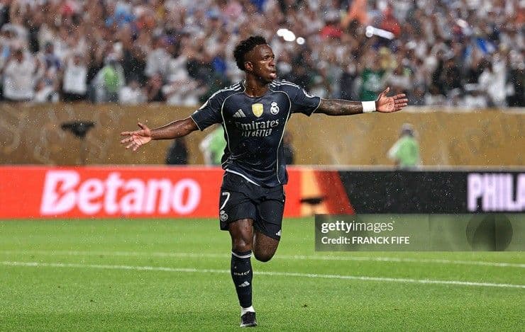 Vinicius Junior ăn mừng bàn thắng, biểu tượng cho chiến thắng của Real Madrid trước Salzburg