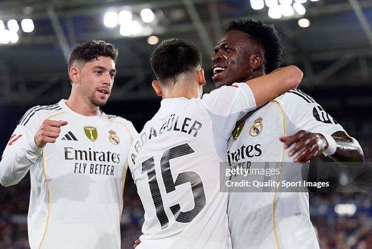 Vinicius Junior ăn mừng cùng đồng đội sau khi kiến tạo bàn thắng thứ hai cho Real Madrid.