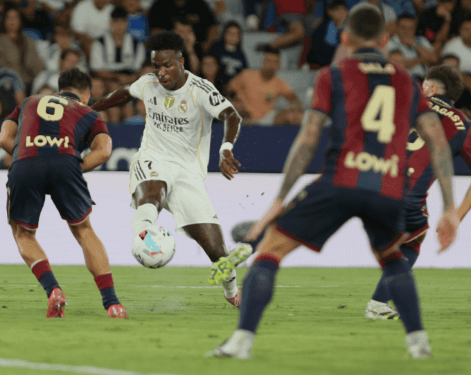 Vinicius Junior thực hiện cú dứt điểm 'trivela' đẹp mắt mở tỷ số trận đấu.