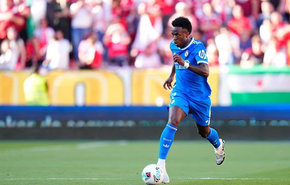 Vinicius Junior trong màu áo Real Madrid, đại diện cho ADN Hoàng gia và di sản huyền thoại của câu lạc bộ