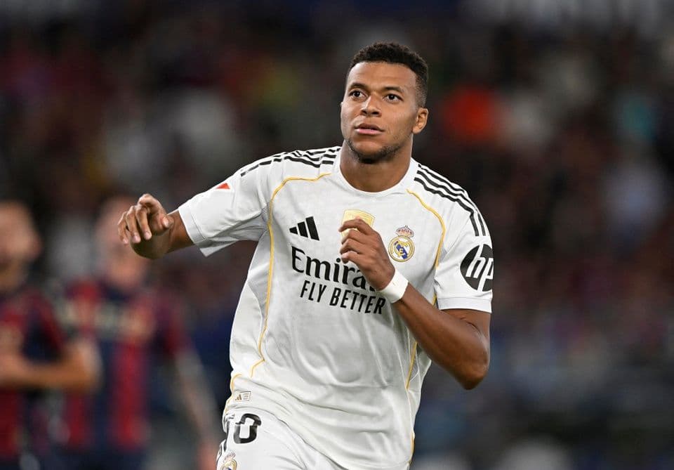 Vinicius Junior và Franco Mastantuono ăn mừng bàn thắng của Real Madrid vào lưới Levante.