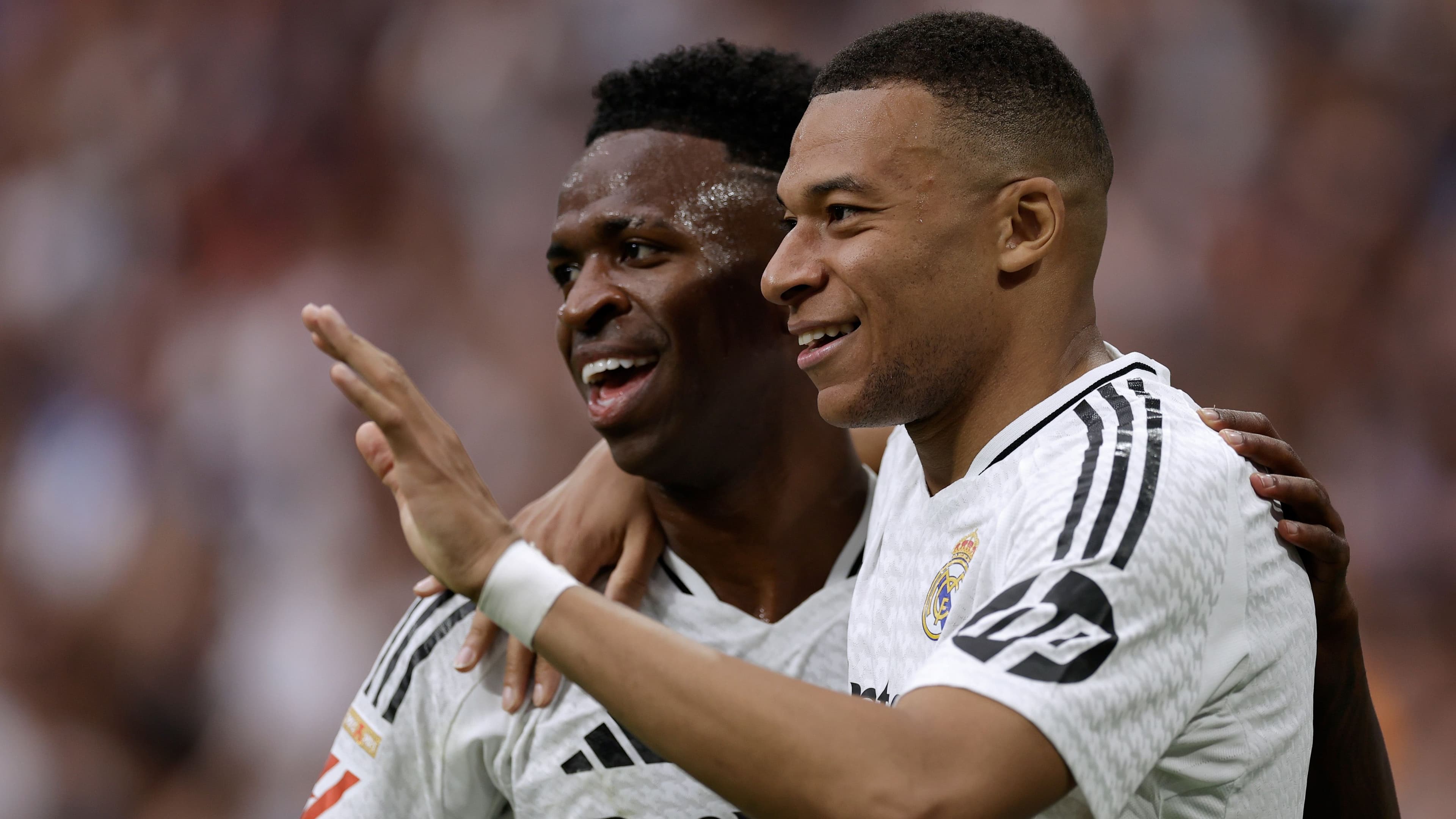Vinicius Junior và Kylian Mbappé ăn mừng bàn thắng, thể hiện sức mạnh tấn công của Real Madrid.