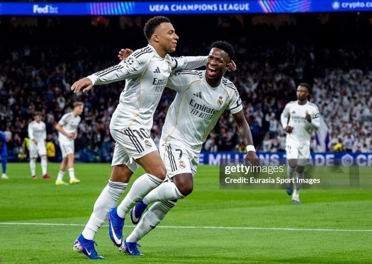 Vinicius Junior và đồng đội Real Madrid ăn mừng bàn thắng sau khi anh kiến tạo và ghi bàn