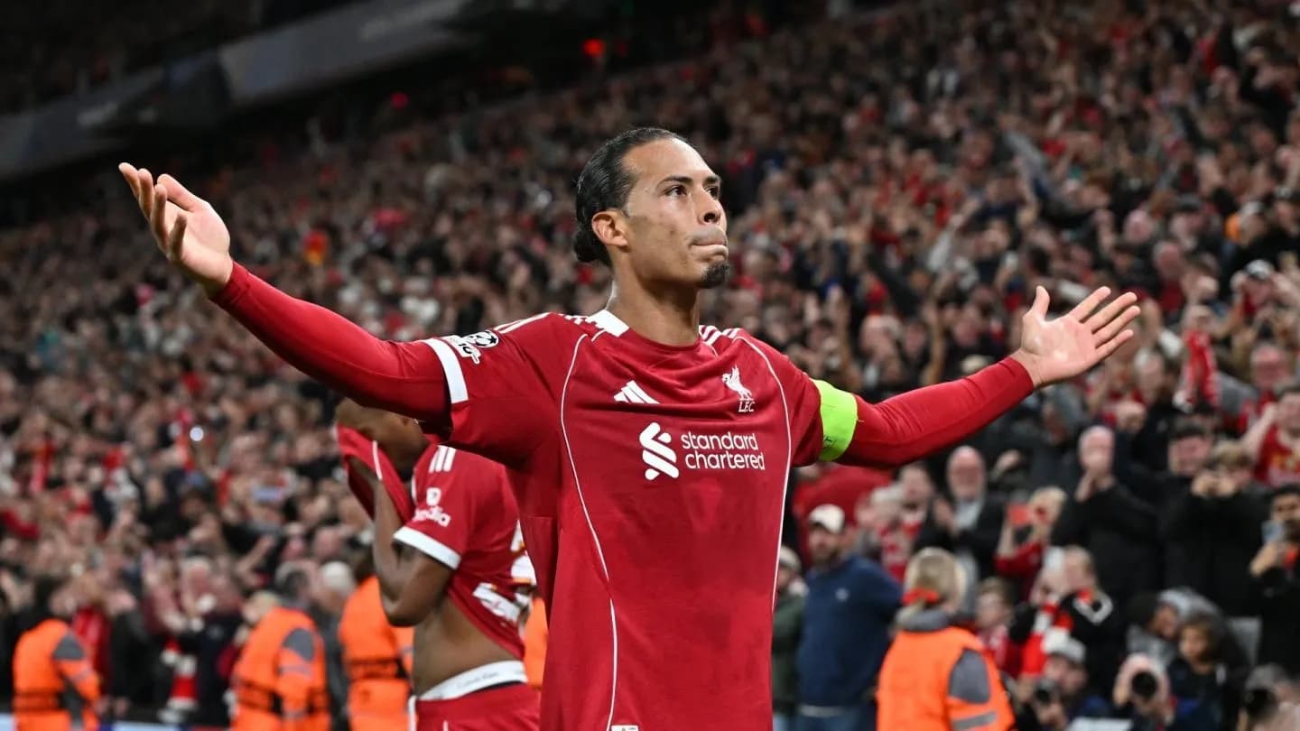 Virgil van Dijk ăn mừng bàn thắng quyết định cho Liverpool tại Anfield.