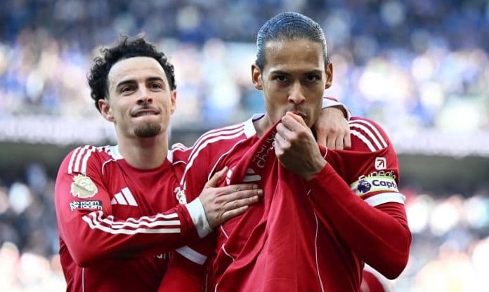 Virgil van Dijk ăn mừng, tượng trưng cho tinh thần chiến đấu và linh hồn của Anfield mà Liverpool cần giữ gìn.