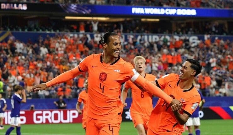Virgil van Dijk và đồng đội Hà Lan ăn mừng bàn thắng trong trận hòa 2-2 đầy kịch tính với Nhật Bản
