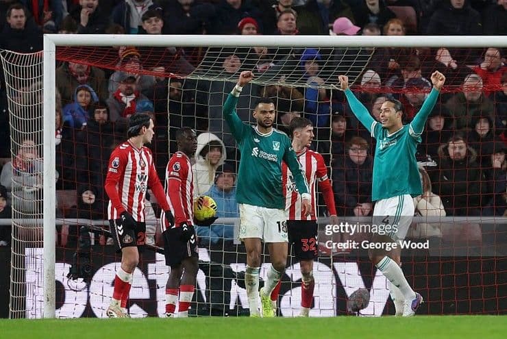 Virgil van Dijk và đồng đội Liverpool ăn mừng bàn thắng quyết định vào lưới Sunderland.