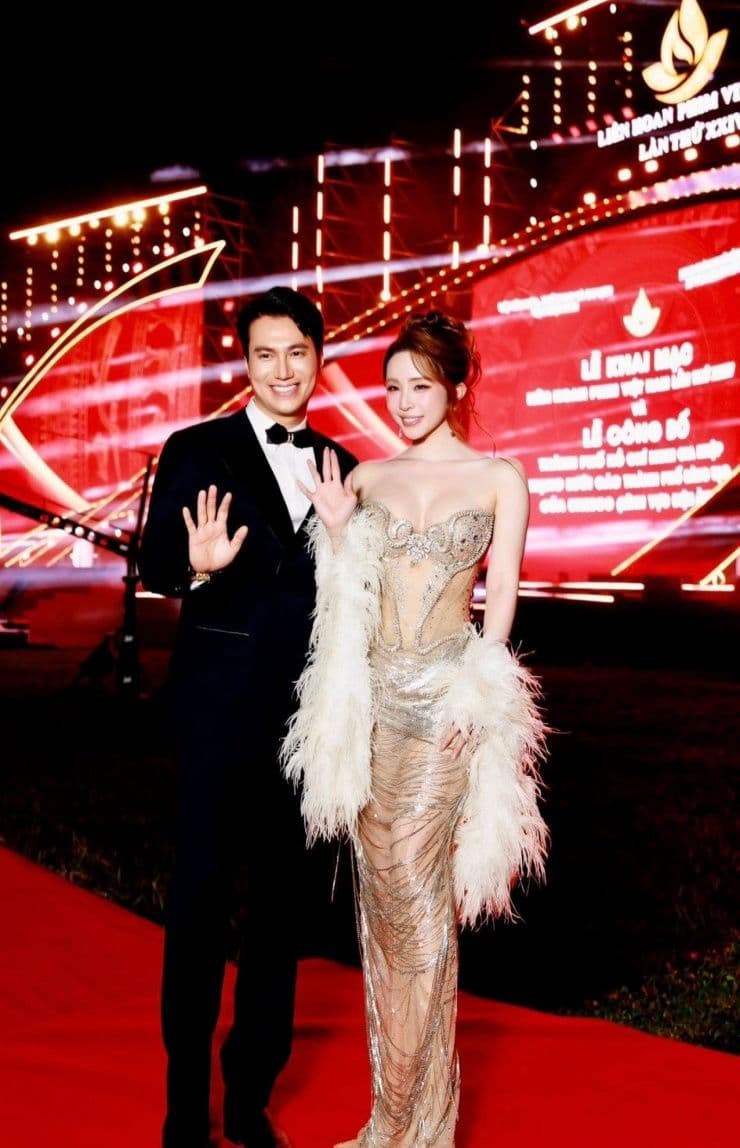 Việt Anh và Quỳnh Nga trao đổi ánh mắt, thể hiện sự bận rộn trong sự nghiệp cá nhân.