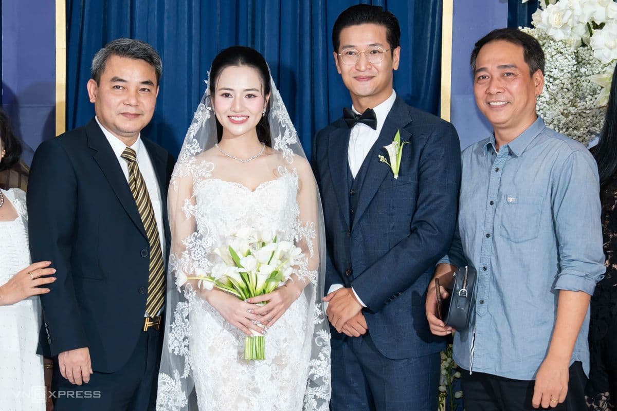 Việt Hoa và Trọng Trí cùng những người thân, đồng nghiệp tại hôn lễ